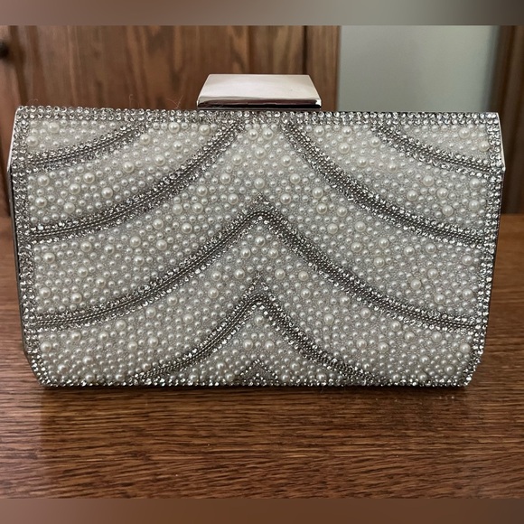 KELLY & KATIE BY LULU TOWNSEND PEARL AND RHINESTONE SILVER FRAME CLUTCH NWT! - Picture 2 of 5